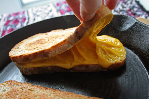 Un classique revisité : Grilled-cheese vegan, sans gluten ni allergènes !